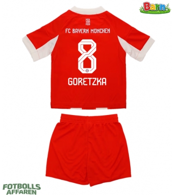 Bayern Munich Leon Goretzka #8 Hemmaställ Barn 2025-26 Kortärmad (+ Korta byxor)